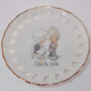 Precious Moments 1985 Mini Collectible Plate "Sew in Love" 4" diameter Gold To